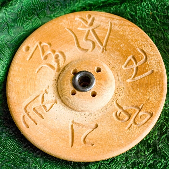 インド＆ネパール香立て-オーン【約1辺6.5cm】 2 - 真上から撮影したところです。丁寧にオーンが彫り込まれています。