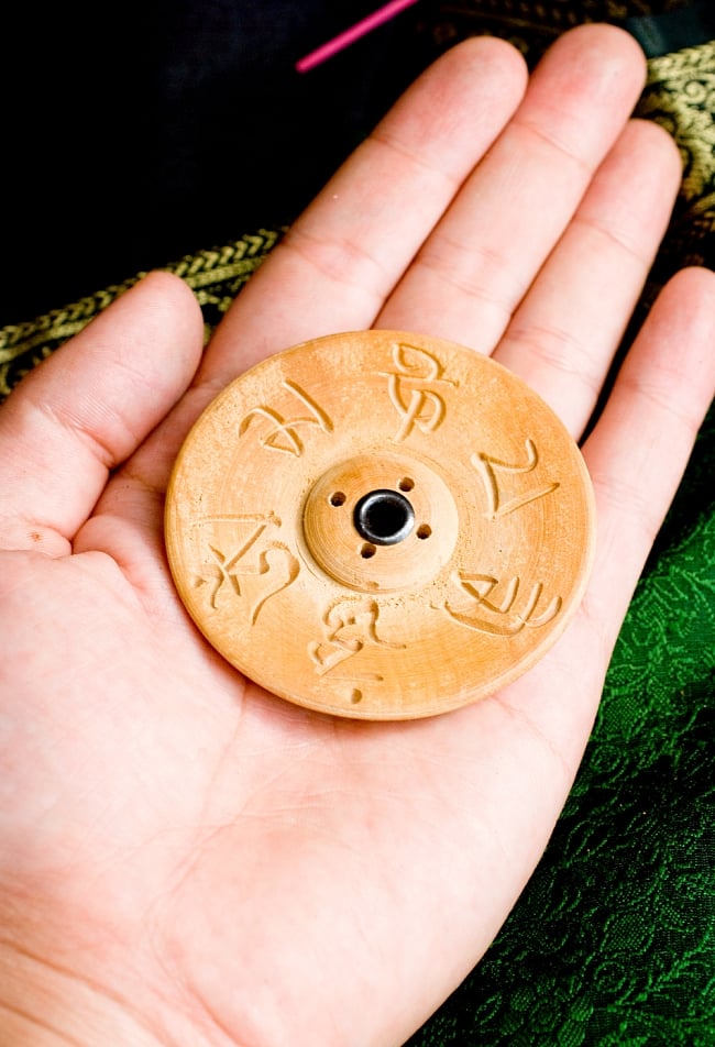 インド＆ネパール香立て-オーン【約1辺6.5cm】 5 - サイズ感をわかっていただくために手で持ってみました。