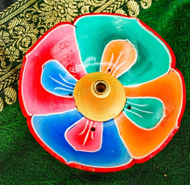 蓮の花のインド香＆ネパール香立て（大）【直径約9cm】 2 - 真上から撮影したところです。色鮮やかさ、グラデーションの具合、中央の突起がとてもよいです。