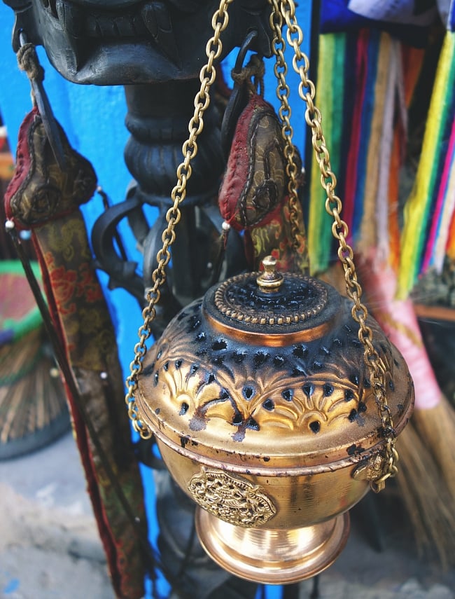 伝統チベタン香炉 吊り下げられるハンギング式 15 - 現地で類似品の使用例です