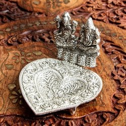ガネーシャとラクシュミのホワイトメタルのハート型お香&オイルランプ