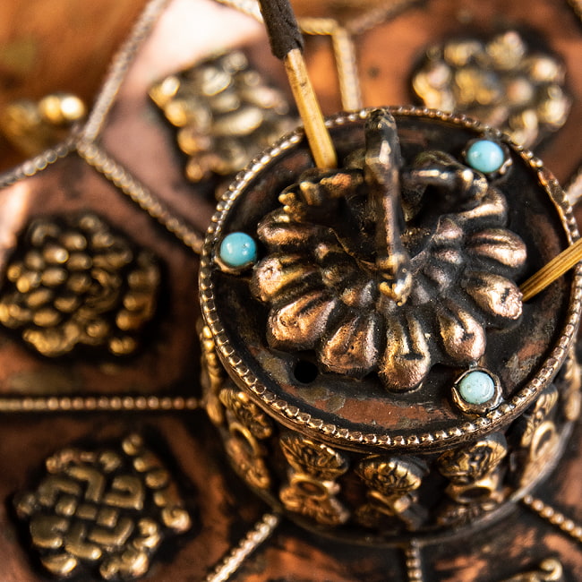 チベット香用蓮型お香立て【約11cm×約6.5cm】 8 - チベット香用の穴が空いていますが、小さめの穴になっているので金具などで広げる形になります。