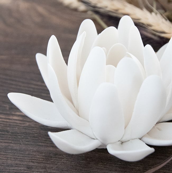 白い蓮の花のお香たて【陶器製　11X6.5CM】 4 - 横からのアップです