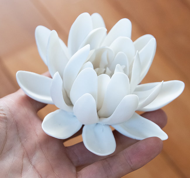 白い蓮の花のお香たて【陶器製　11X6.5CM】 5 - サイズ比較のために手に持ってみました