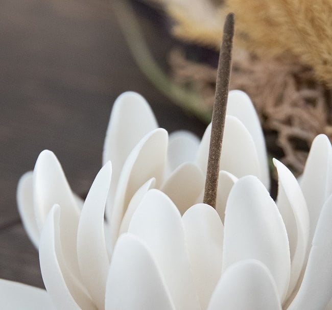 白い蓮の花のお香たて【陶器製　11X6.5CM】 7 - お香を刺してみました