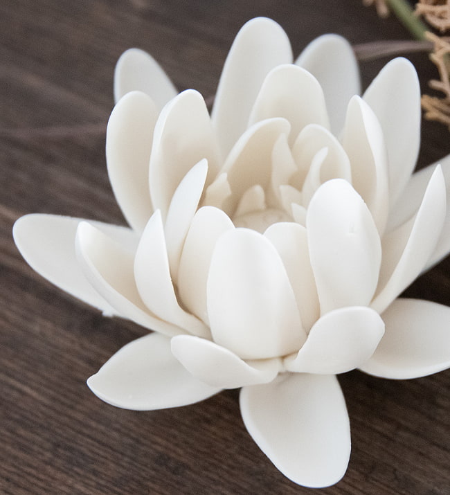 白い蓮の花のお香たて【陶器製　7.5X5CM】 2 - 上から見てみました。ちゃんと内側まで花びらがあります