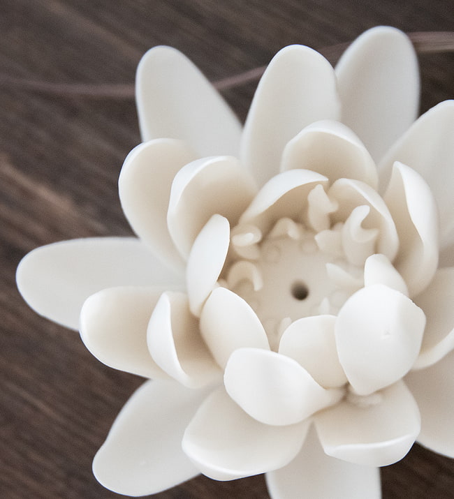 白い蓮の花のお香たて【陶器製　7.5X5CM】 3 - 上から見てみました。ちゃんと内側まで花びらがあります
