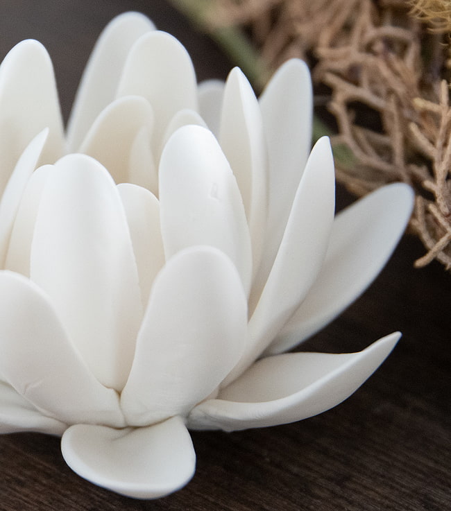 白い蓮の花のお香たて【陶器製　7.5X5CM】 4 - 斜めから撮影しました