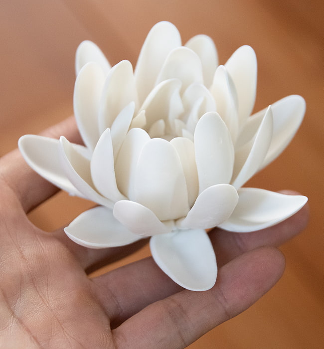 白い蓮の花のお香たて【陶器製　7.5X5CM】 5 - サイズ比較のために手に持ってみました