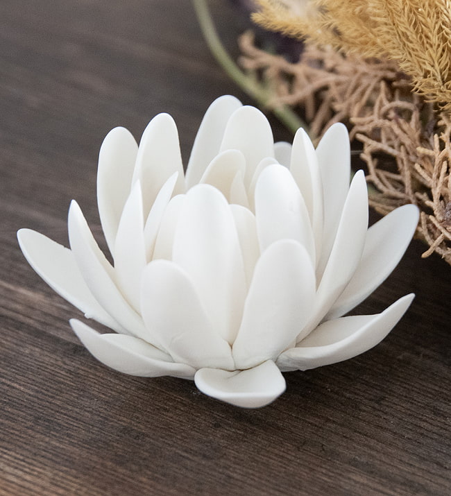 白い蓮の花のお香たて【陶器製　7.5X5CM】の写真1枚目です。繊細でアジアンな白い蓮の花のお香たてですお香たて,スティック香,香たて,香立,スティック香、蓮、蓮の花、ロータス、アジアン