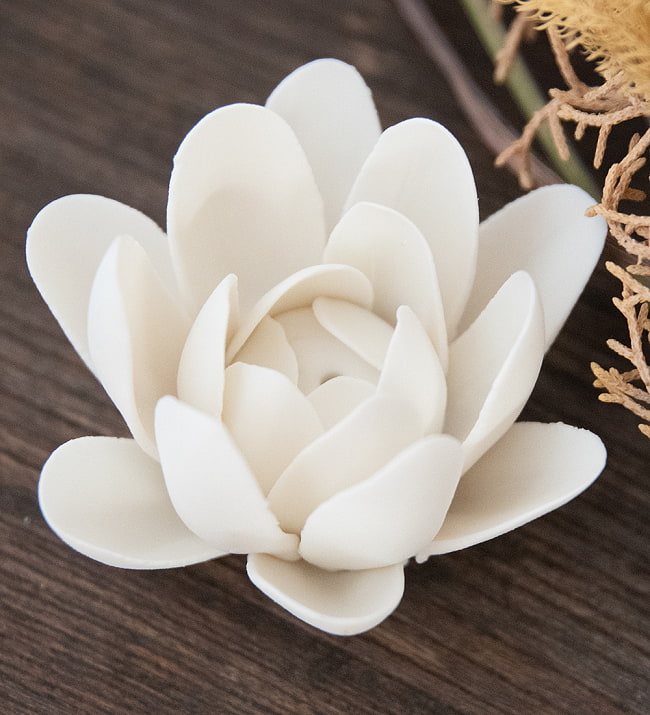 白い蓮の花のお香たて【陶器製　6X4.5CM】 2 - 上から見てみました。ちゃんと内側まで花びらがあります