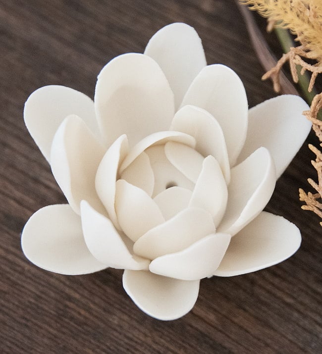 白い蓮の花のお香たて【陶器製　6X4.5CM】 3 - もっと上から見てみました