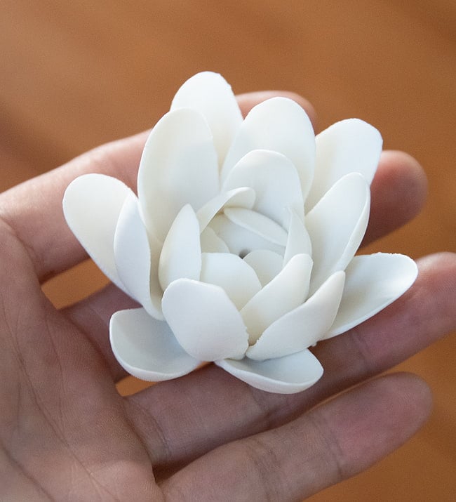 白い蓮の花のお香たて【陶器製　6X4.5CM】 4 - サイズ比較のために手に持ってみました