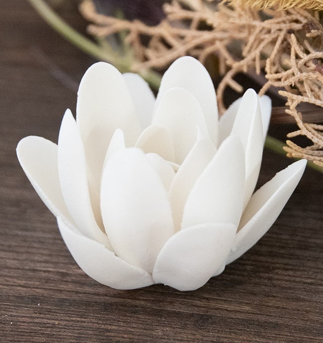 白い蓮の花のお香たて【陶器製　6X4.5CM】の写真1枚目です。繊細でアジアンな白い蓮の花のお香たてですお香たて,スティック香,香たて,香立,スティック香、蓮、蓮の花、ロータス、アジアン