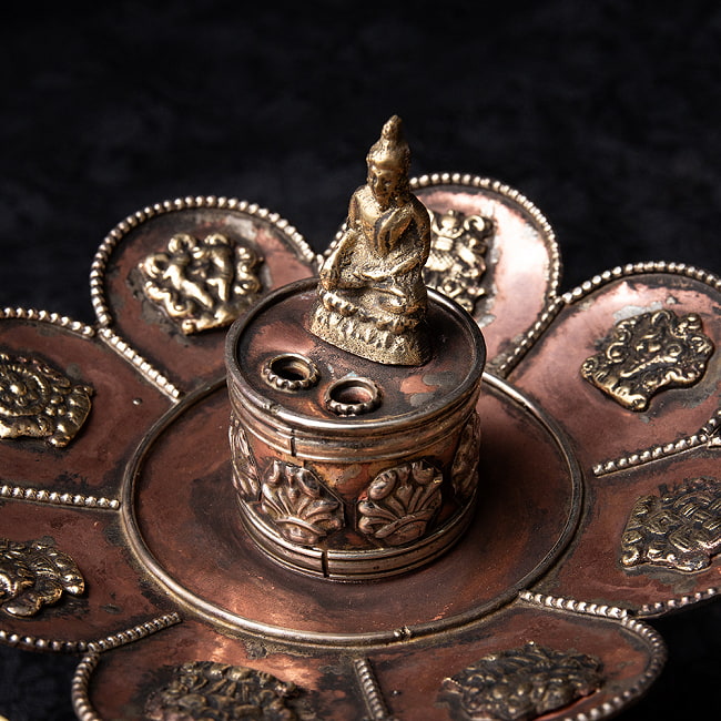チベット香用蓮型お香立て 【約12.5cm×約15cm】 2 - お香穴のそばには仏陀が佇んでいます。