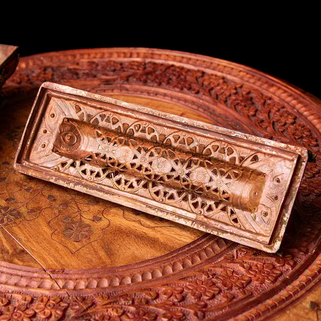 銅造り チベット香用 蓋付きお香立て 吉祥文様 【約21cm×約7.5cm】 10 - 蓋の裏側を見てみました。細かく彫りが施されていますね。
