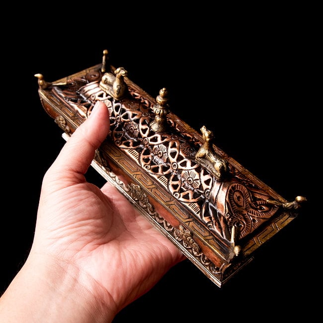 銅造り チベット香用 蓋付きお香立て 吉祥文様 【約21cm×約7.5cm】 13 - これくらいのサイズ感になります。
