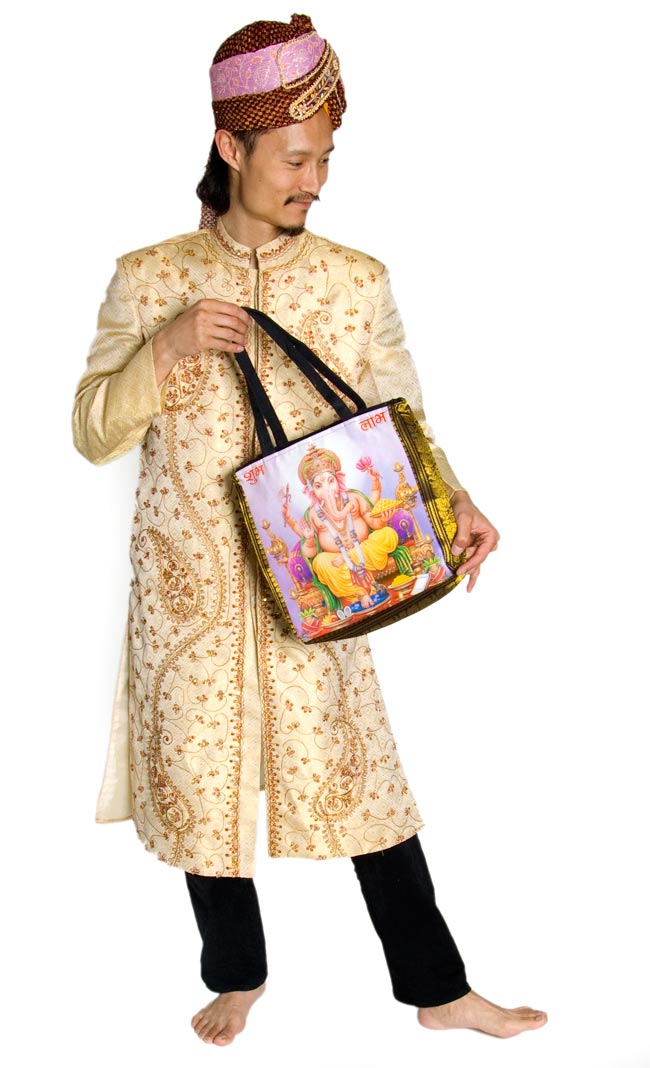 マサラひじ掛け神様バッグ【横長型】 5 - インドパパに持ってもらいました。