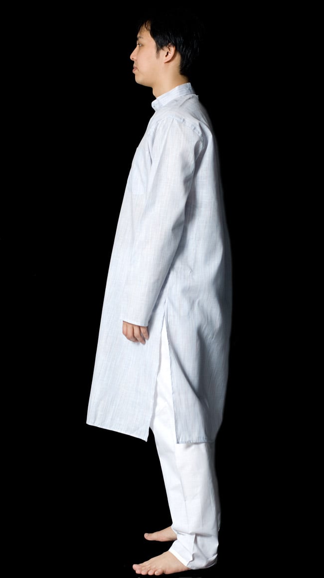 クルタ・パジャマ 【ブルー】 2 - 横からの姿はこんなかんじです。スリットが入っているので足さばきもよく歩きやすいですよ。