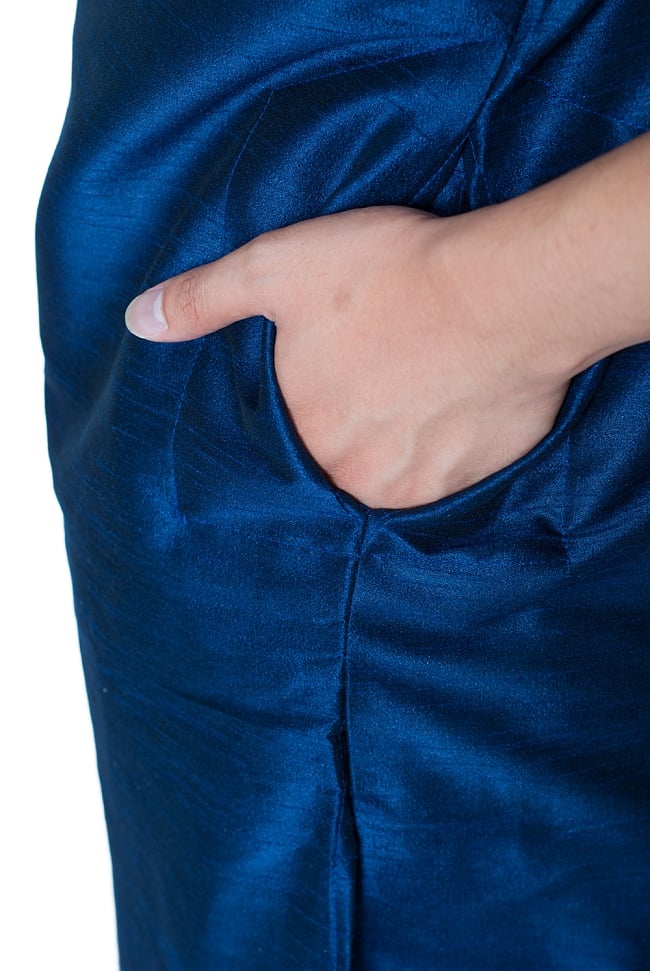 クルタ・パジャマ - グランドブルー【光沢生地ゴージャス】 7 - ポケットもあるので小物を入れるのにも便利です。