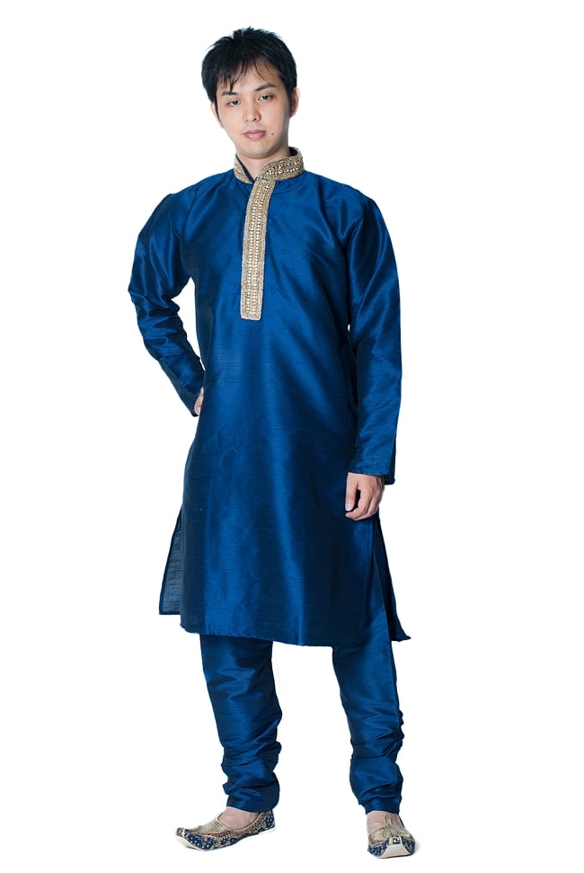 クルタ・パジャマ - グランドブルー【光沢生地ゴージャス】の写真1枚目です。モデル（170cm）が着用した際の全体的なイメージです。実際に着用したサイズは40になります。クルタパジャマ,Kurta,Pajama,男性,民族衣装