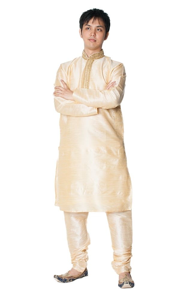 クルタ・パジャマ - ゴールデンホワイト【光沢生地ゴージャス】の写真1枚目です。モデル（170cm）が着用した際の全体的なイメージです。実際に着用したサイズは40になります。クルタパジャマ,Kurta,Pajama,男性,民族衣装