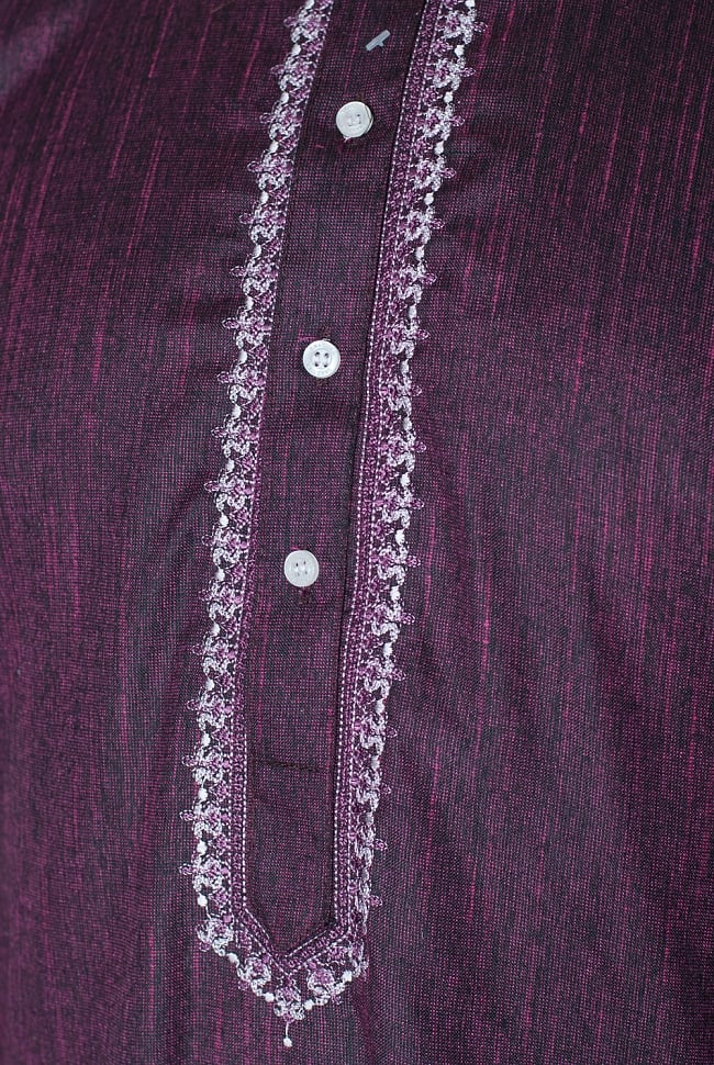 クルタ・パジャマ - パープル【シンプルコットン・刺繍付き】 5 - 華やかな装飾が施されています。