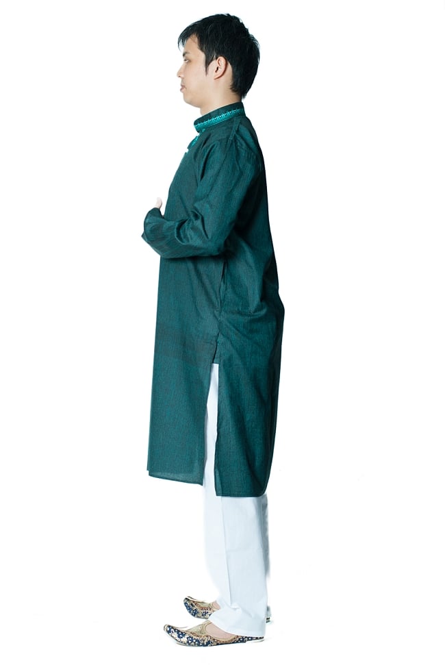 クルタ・パジャマ - ブルーグリーン【シンプルコットン・刺繍付き】 2 - 側面からみてみました。スリットが入っているので足さばきも楽ちんです。