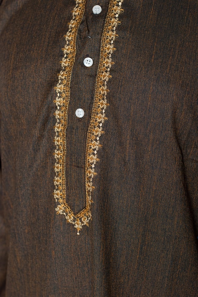 クルタ・パジャマ - ブラウン【シンプルコットン・刺繍付き】 5 - 華やかな装飾が施されています。