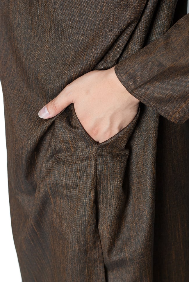 クルタ・パジャマ - ブラウン【シンプルコットン・刺繍付き】 7 - ポケットもあるので小物を入れるのにも便利です。