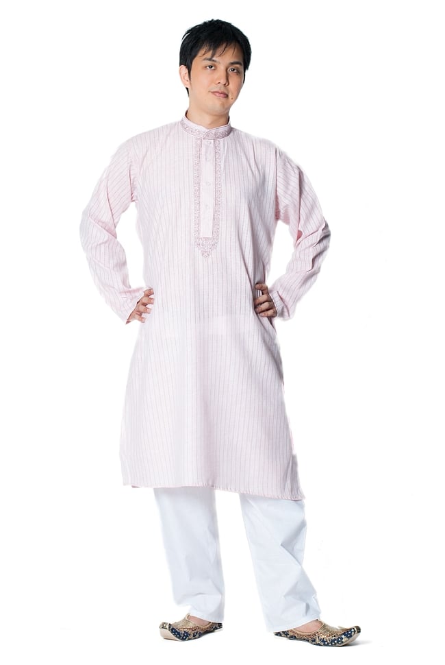 クルタ・パジャマ - パステルレッド【薄手コットンストライプ】の写真1枚目です。モデル（170cm）が着用した際の全体的なイメージです。実際に着用したサイズは40になります。クルタパジャマ,Kurta,Pajama,男性,民族衣装