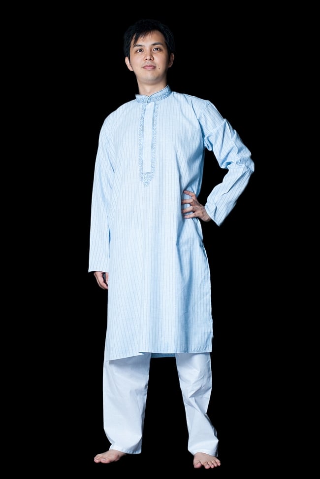 クルタ・パジャマ - パステルブルー【薄手コットンストライプ】の写真1枚目です。モデル（170cm）が着用した際の全体的なイメージです。実際に着用したサイズは40になります。クルタパジャマ,Kurta,Pajama,男性,民族衣装