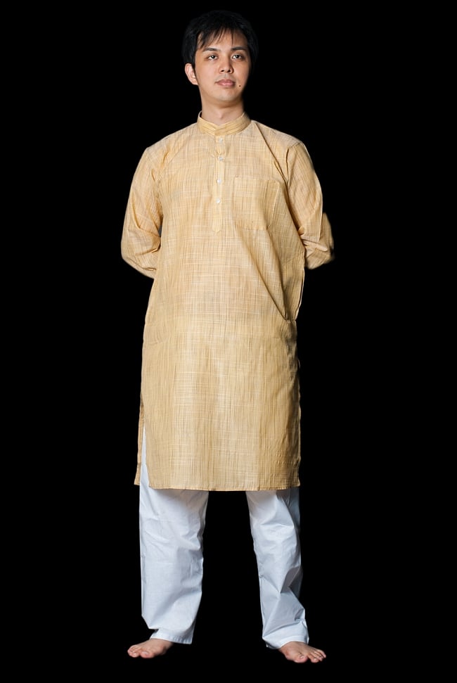 クルタ・パジャマ - ライトイエロー【シンプルコットン】の写真1枚目です。モデル（170cm）が着用した際の全体的なイメージです。実際に着用したサイズは40になります。クルタパジャマ,Kurta,Pajama,男性,民族衣装