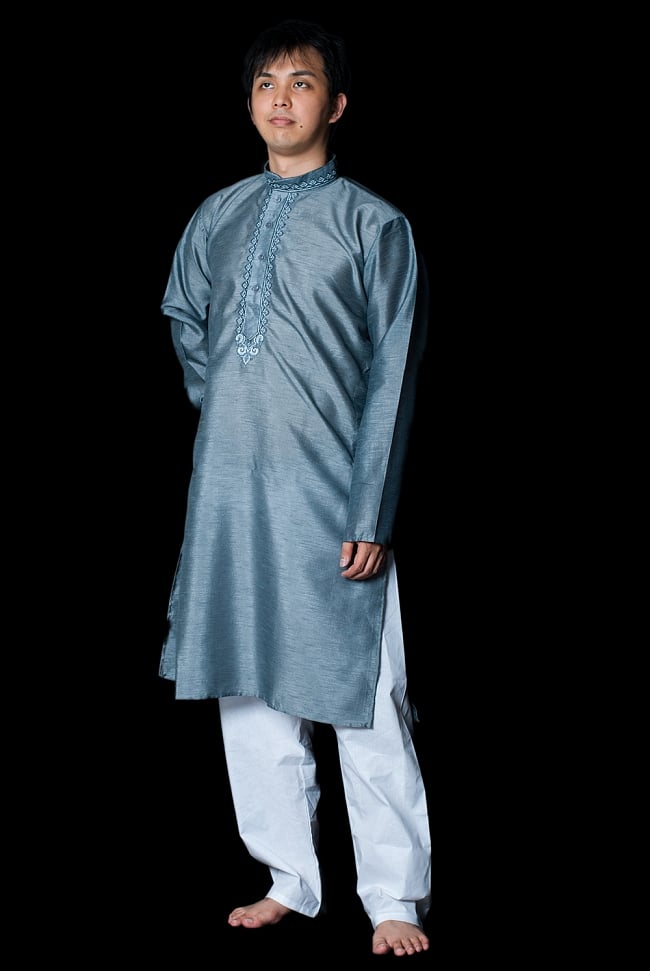 クルタ・パジャマ - 青灰色【光沢生地】の写真1枚目です。モデル（170cm）が着用した際の全体的なイメージです。実際に着用したサイズは40になります。クルタパジャマ,Kurta,Pajama,男性,民族衣装