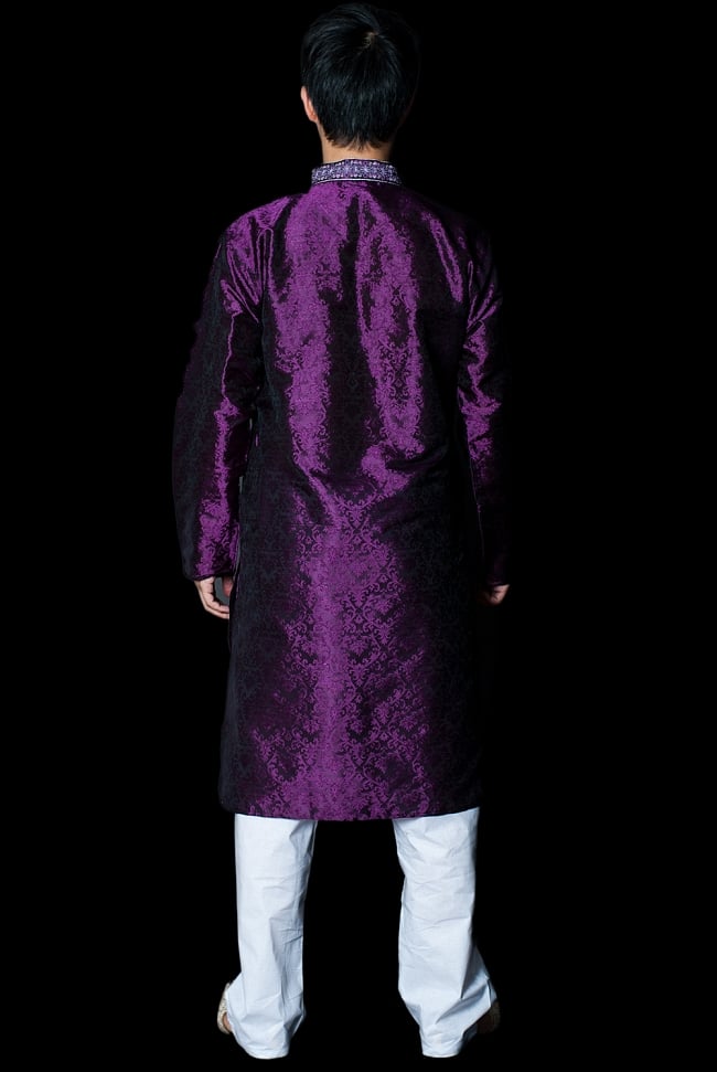 クルタ・パジャマ - パープル(刺繍が三角)【光沢生地】 3 - 背面からみてみました。なんとなくスラッとスタイルがよく見えるかも?!