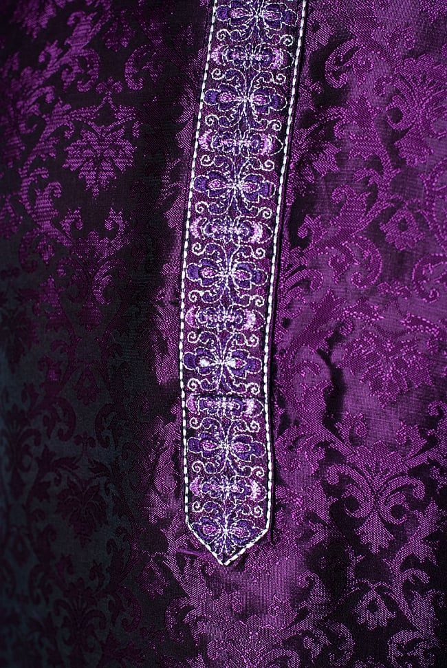 クルタ・パジャマ - パープル(刺繍が三角)【光沢生地】 5 - 華やかな装飾が施されています。
