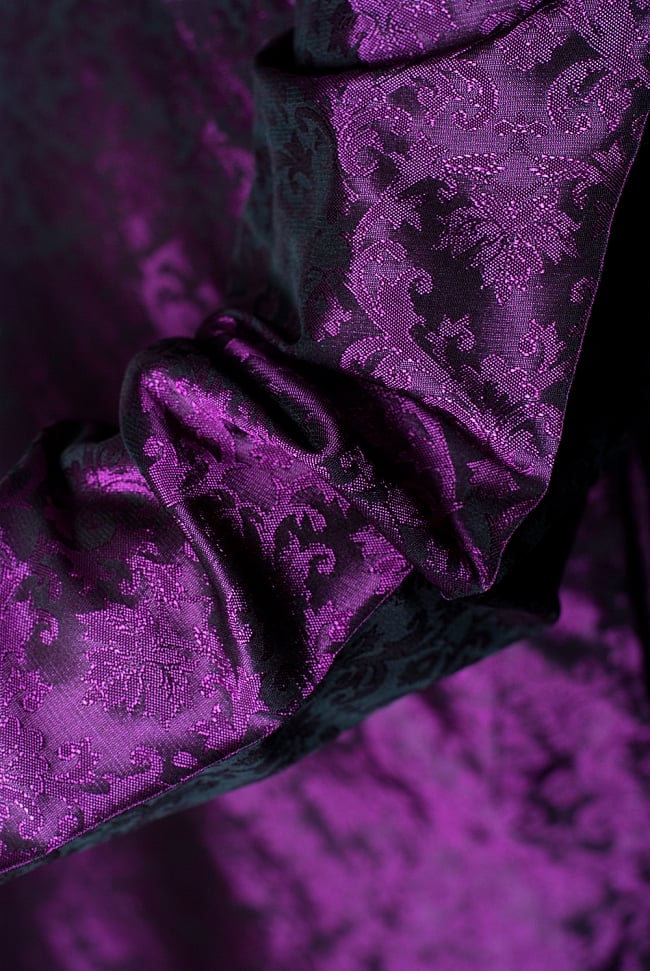 クルタ・パジャマ - パープル(刺繍が三角)【光沢生地】 6 - 生地感の様子になります。