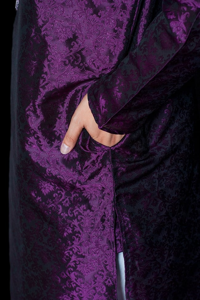 クルタ・パジャマ - パープル(刺繍が三角)【光沢生地】 7 - ポケットもあるので小物を入れるのにも便利です。