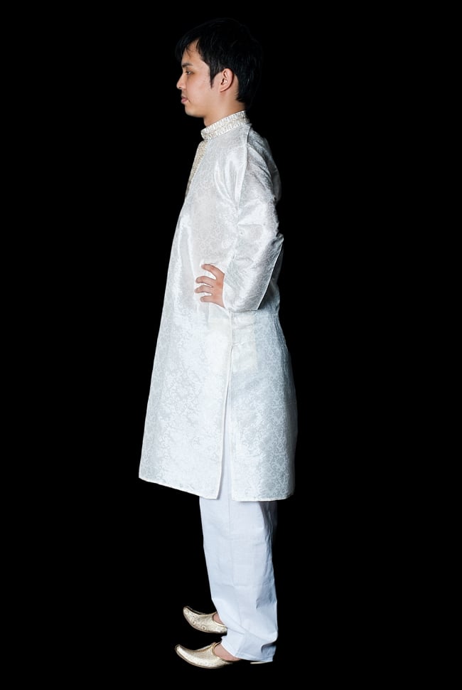 クルタ・パジャマ - スパークリングホワイト【光沢生地】 2 - 側面からみてみました。スリットが入っているので足さばきも楽ちんです。