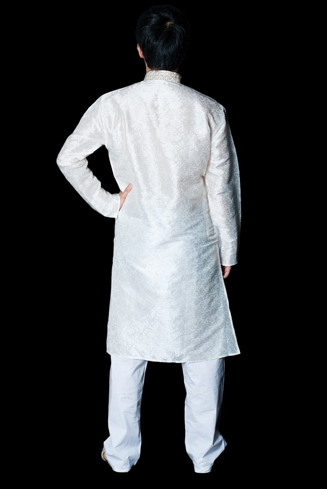 クルタ・パジャマ - スパークリングホワイト【光沢生地】 3 - 背面からみてみました。なんとなくスラッとスタイルがよく見えるかも?!