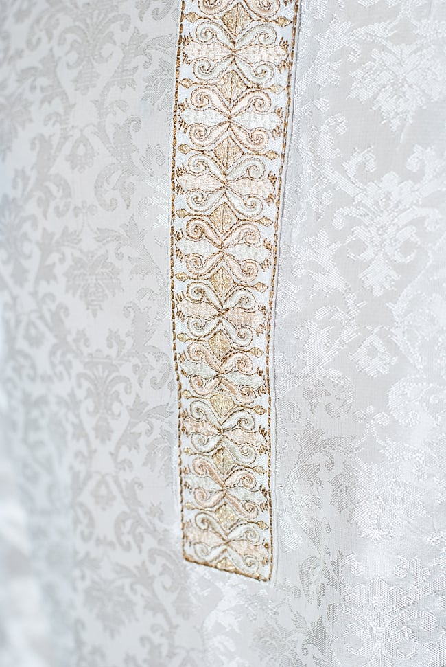 クルタ・パジャマ - スパークリングホワイト【光沢生地】 5 - 華やかな装飾が施されています。