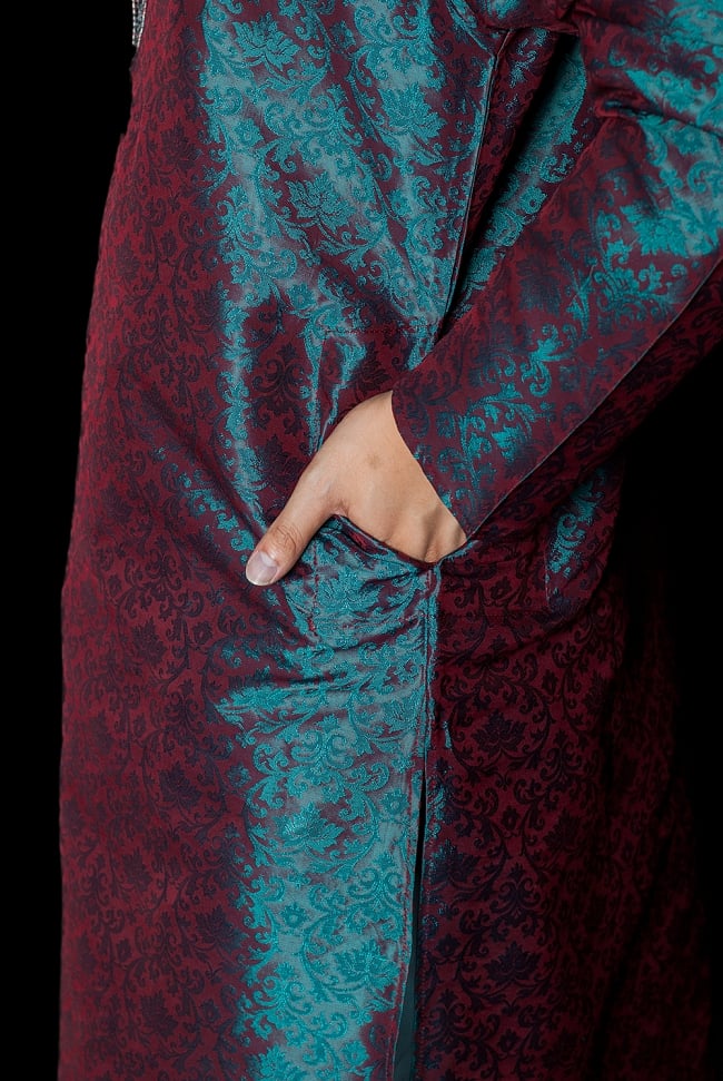 クルタ・パジャマ - グリーンアンド赤紫【光沢生地】 7 - ポケットもあるので小物を入れるのにも便利です。