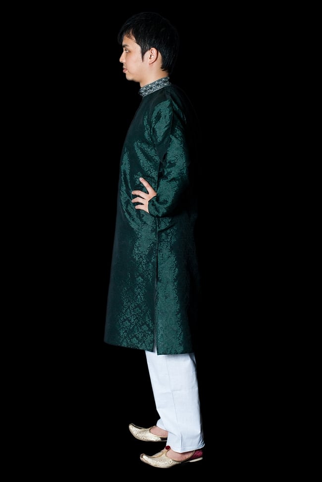 クルタ・パジャマ - ディープグリーン【光沢生地】 2 - 側面からみてみました。スリットが入っているので足さばきも楽ちんです。