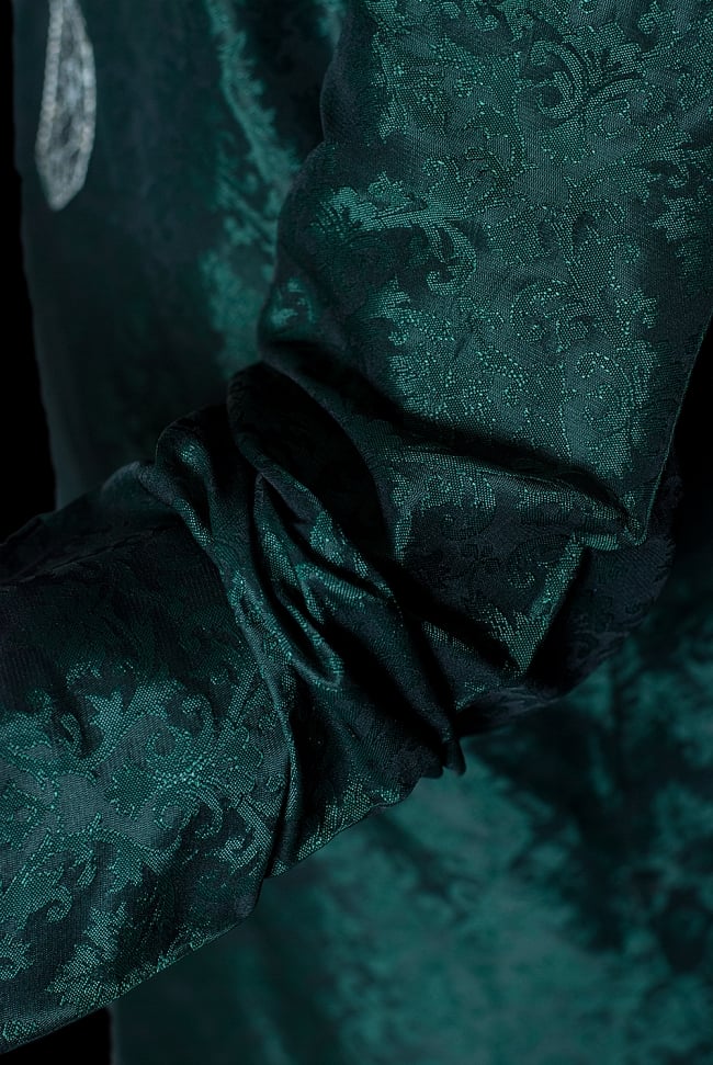 クルタ・パジャマ - ディープグリーン【光沢生地】 6 - 生地感の様子になります。