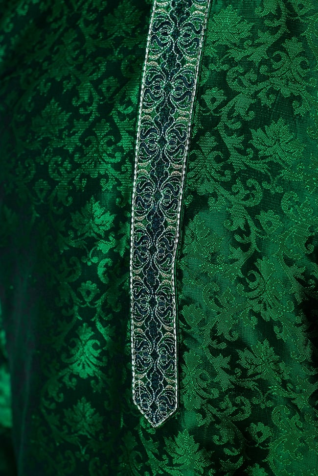 クルタ・パジャマ - リーフグリーン【光沢生地】 5 - 華やかな装飾が施されています。