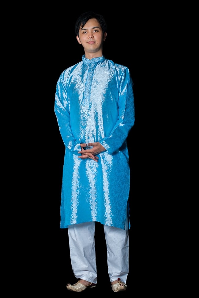 クルタ・パジャマ - ライトブルー【光沢生地】の写真1枚目です。モデル（170cm）が着用した際の全体的なイメージです。実際に着用したサイズは40になります。クルタパジャマ,Kurta,Pajama,男性,民族衣装
