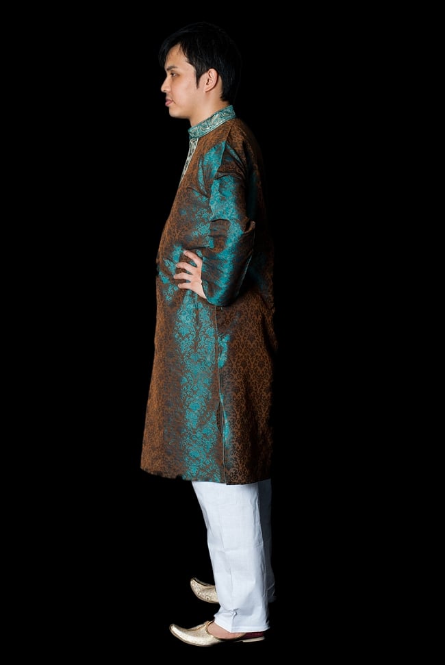 クルタ・パジャマ - グリーン(ペイズリー刺繍)【光沢生地】 2 - 側面からみてみました。スリットが入っているので足さばきも楽ちんです。