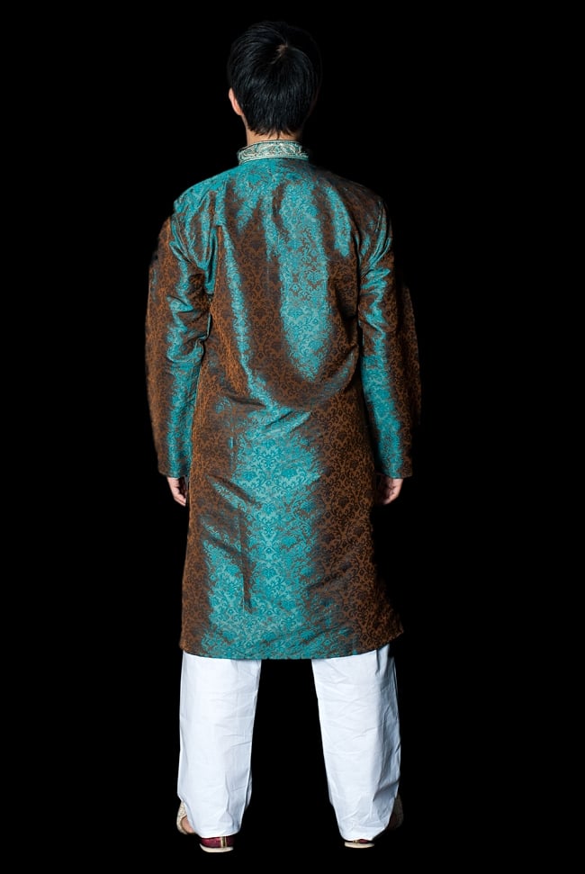 クルタ・パジャマ - グリーン(ペイズリー刺繍)【光沢生地】 3 - 背面からみてみました。なんとなくスラッとスタイルがよく見えるかも?!