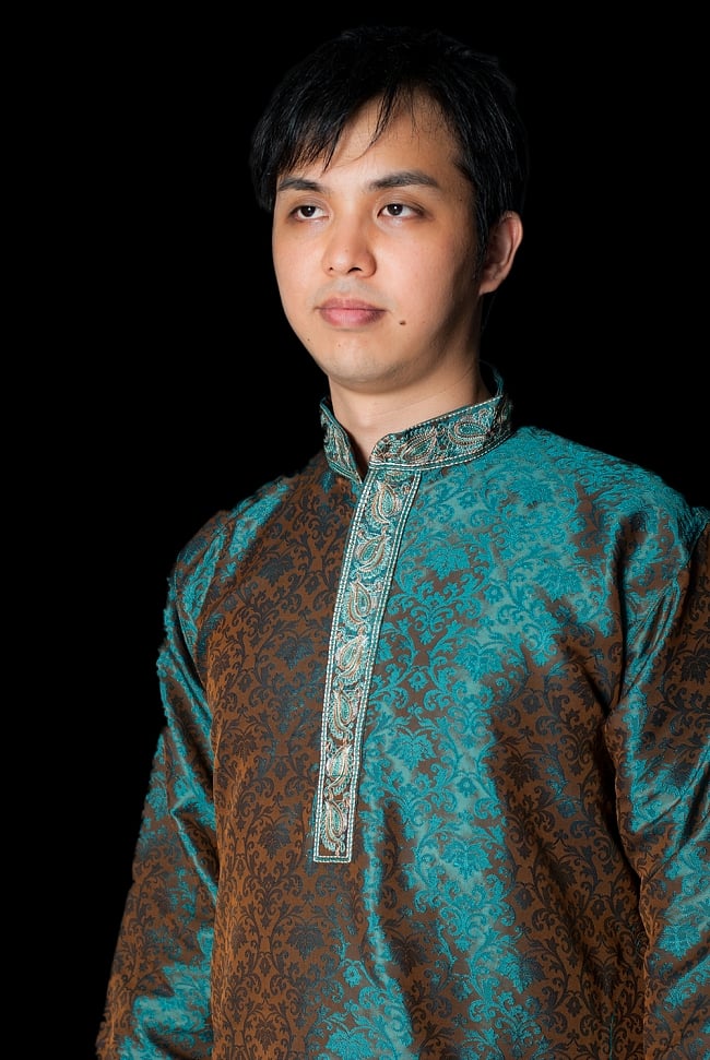 クルタ・パジャマ - グリーン(ペイズリー刺繍)【光沢生地】 4 - 胸元のデザインをアップにしてみました。