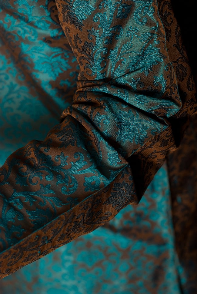 クルタ・パジャマ - グリーン(ペイズリー刺繍)【光沢生地】 6 - 生地感の様子になります。